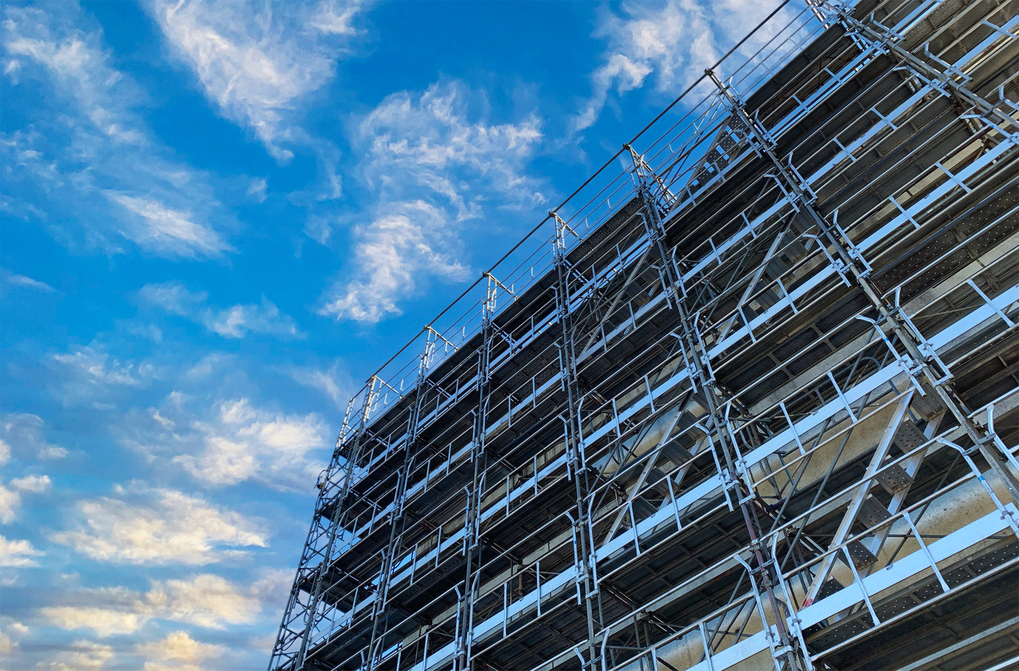 橋梁建設現場の夕景
