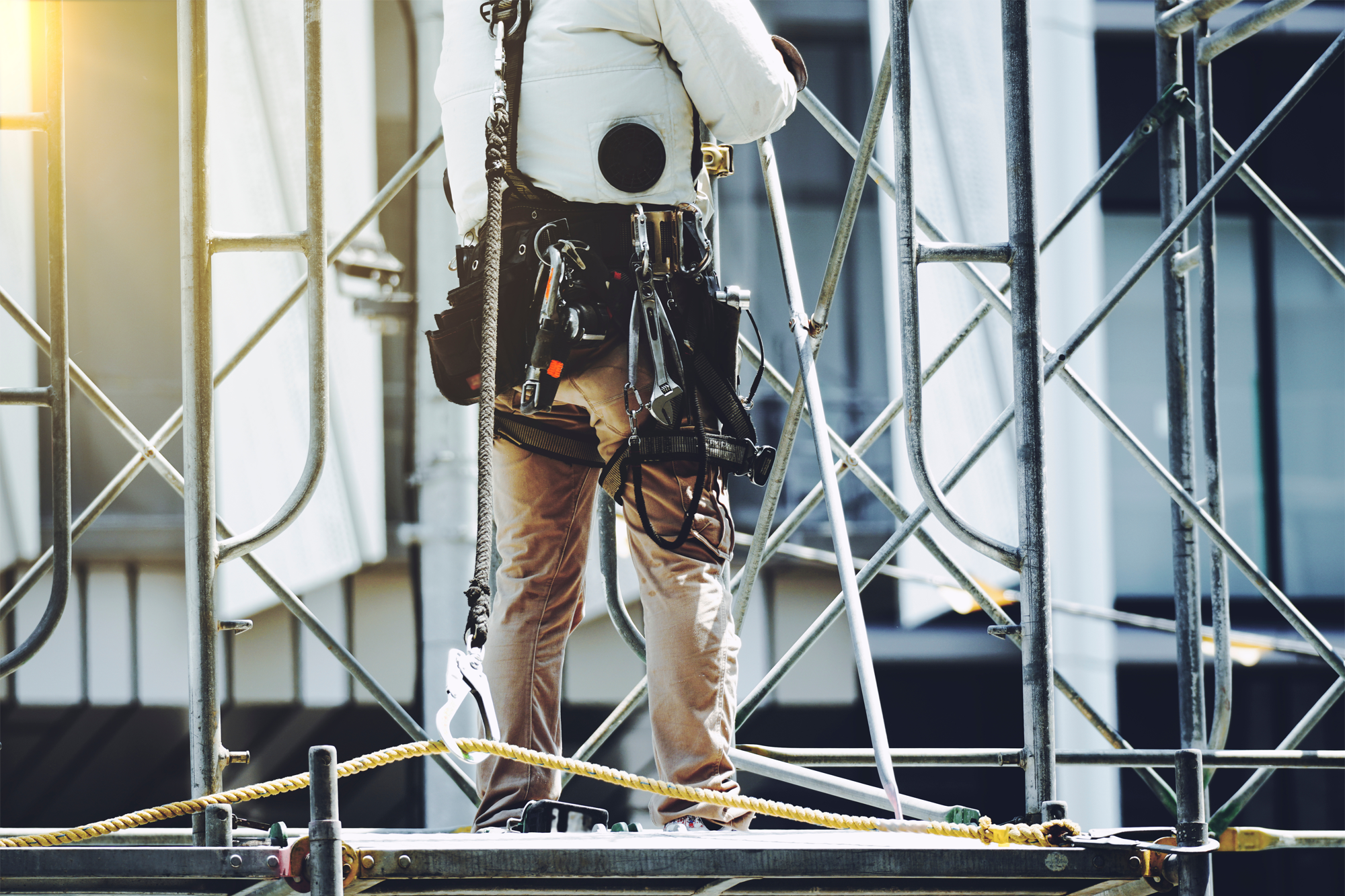夕暮れの現場に立つ職人